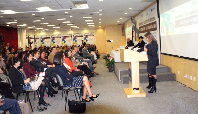 Amanda Rentería Directora de la Campaña Presidencial de Hillary Clinton impartiendo su Conferencia Magistral.