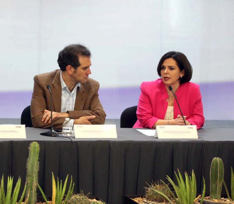 Lorenzo Córdova Vianello, Consejero Presidente del INE y Gabriela María de León Farías, Consejera Presidenta del Instituto Electoral de Coahuila.