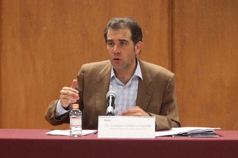 Conferencia Magistral en la Universidad Autónoma de Coahuila titulada Constitución, democracia y elecciones.