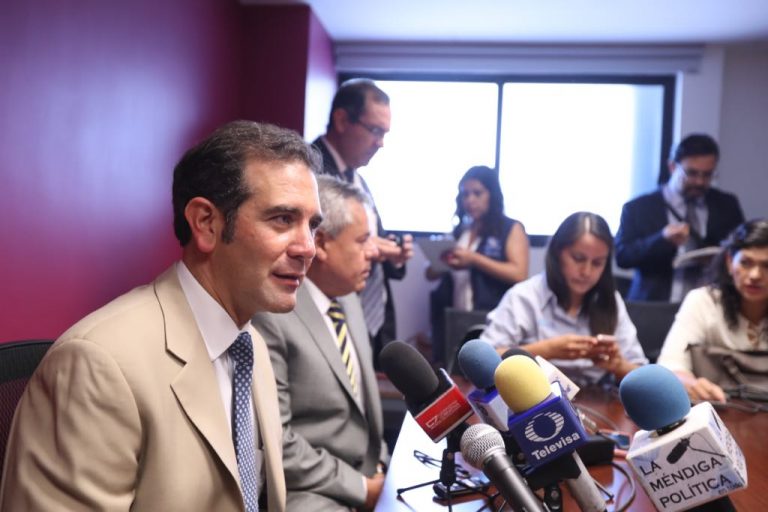 Lorenzo Córdova Vianello Consejero Presidente del INE y Carlos Manuel Rodríguez Morales Vocal Ejecutivo de de la Junta Local Ejecutiva del INE Jalisco en conferencia de prensa.
