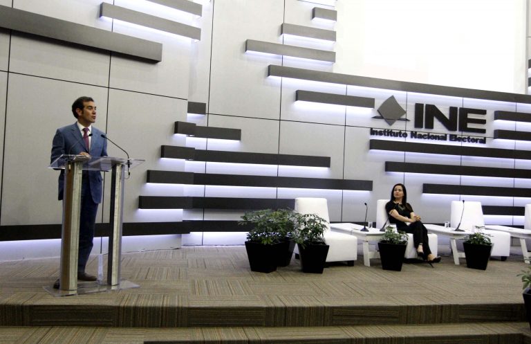 Lorenzo Córdova Vianello, Consejero Presidente del INE y Cintya Martínez, Presidenta Asociación de Internet .MX en la Clausura del Evento titulado "Día Mundial de Internet".