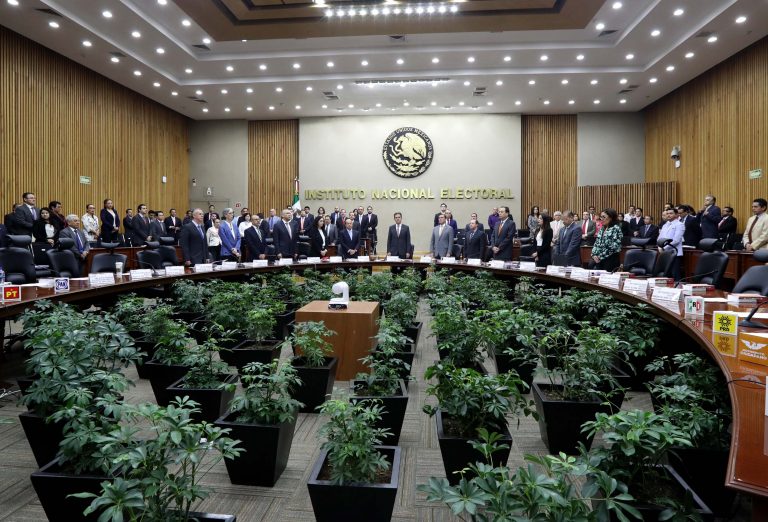 Minuto de silencio por la muerte de Javier Valdéz Cárdenas y los periodistas que han perdido la vida en semana pasadas.