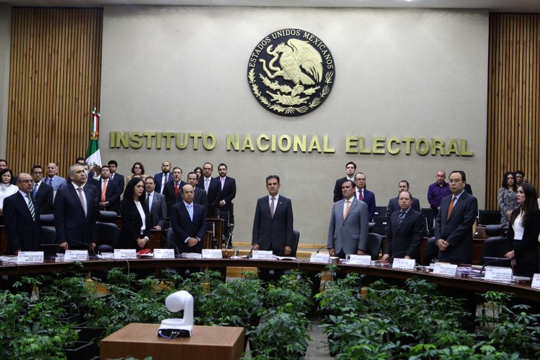 Minuto de silencio por la muerte de Javier Valdéz Cárdenas y los periodistas que han perdido la vida en semana pasadas.