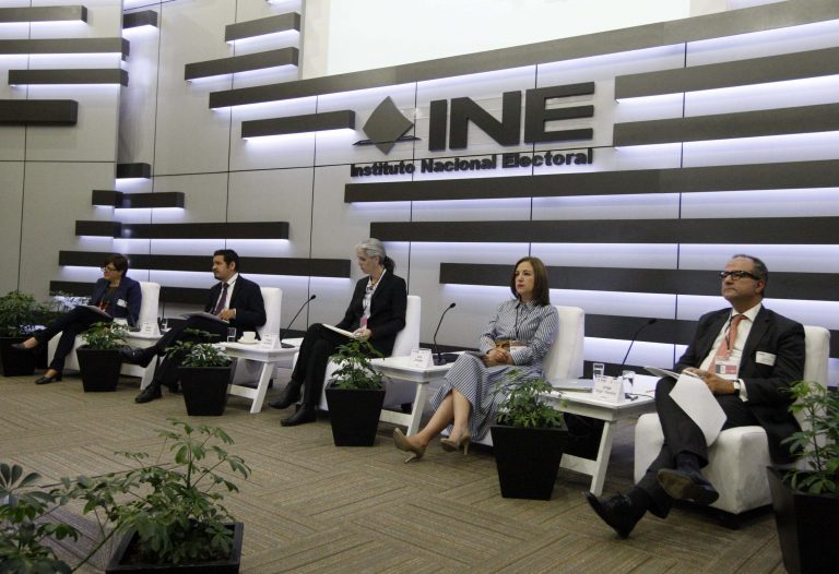 Panel "Democracia y Elecciones en la Era Digital ".