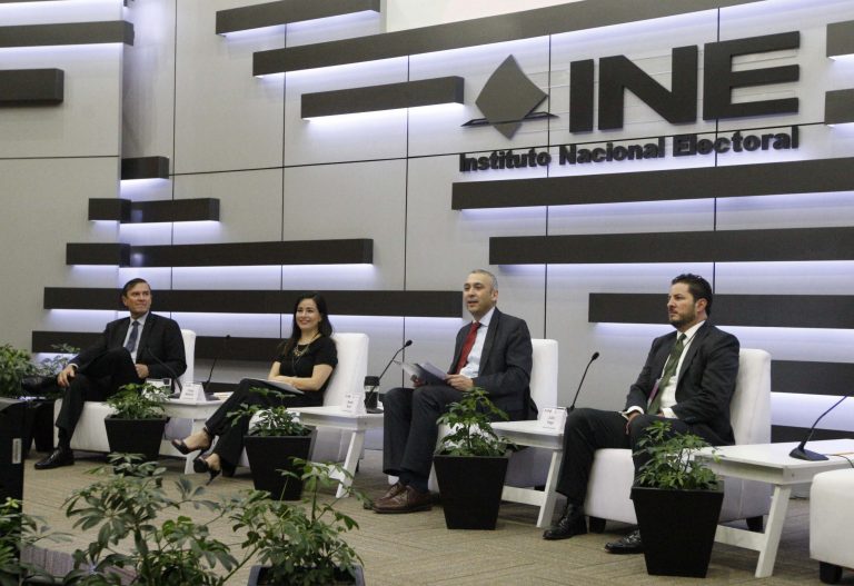 (De. Izq a Der.)  Edmundo Jacobo Molina, Secretario Ejecutivo del INE, Cintya Martínez, Presidenta Asociación de Internet .MX, Benito Nacif Hernández Consejero Electoral y Julio Vega, Director General, Asociación de Internet .MX.