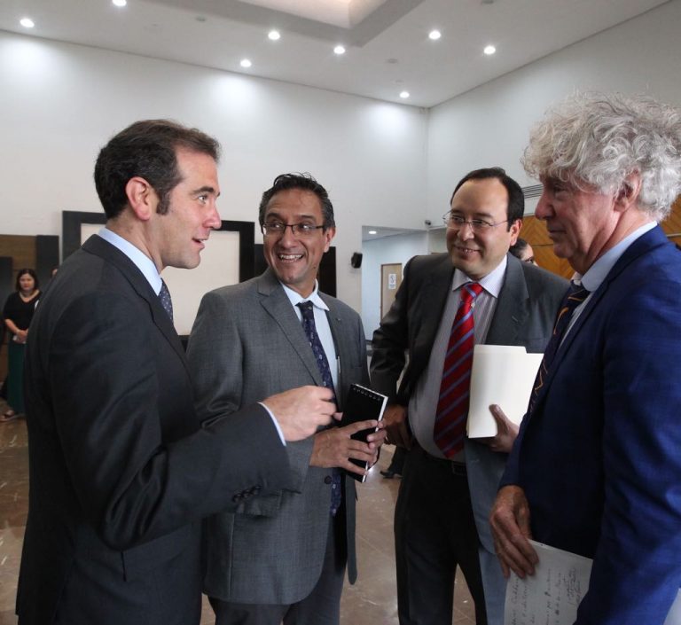 Lorenzo Córdova Vianello Consejero Presidente del INE, Rubén Álvarez Mendiola Coordinador Nacional de comunicación Social, Ciro Murayama Rendón Consejero Electoral y John Keane, catedrático de la Universidad de Sydney, Australia.