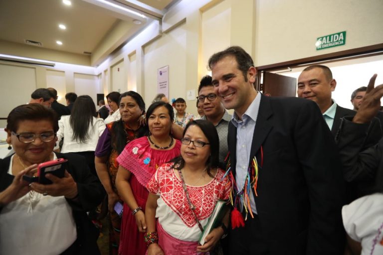 Lorenzo Córdova Vianello Consejero Presidente del INE con representantes de comunidades indígenas.