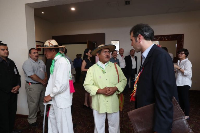 Lorenzo Córdova Vianello Consejero Presidente del INE con representantes de comunidades indígenas.