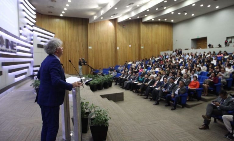 Conferencia Magistral "Breve Historia del Futuro de las Elecciones", impartida el profesor John Keane, catedrático de la Universidad de Sydney, Australia.