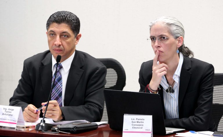 Pamela San Martín Ríos y Valles, Consejera Electoral y Jorge Humberto Torres Antuñano, Coordinador General de la Unidad Técnica de Servicios de Informática.