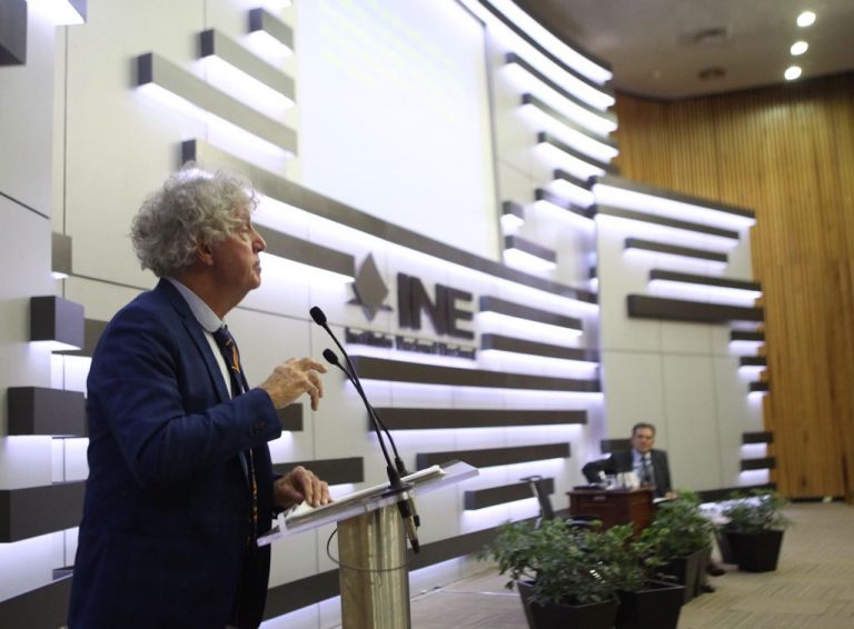 Conferencia Magistral "Breve Historia del Futuro de las Elecciones", impartida el profesor John Keane, catedrático de la Universidad de Sydney, Australia.