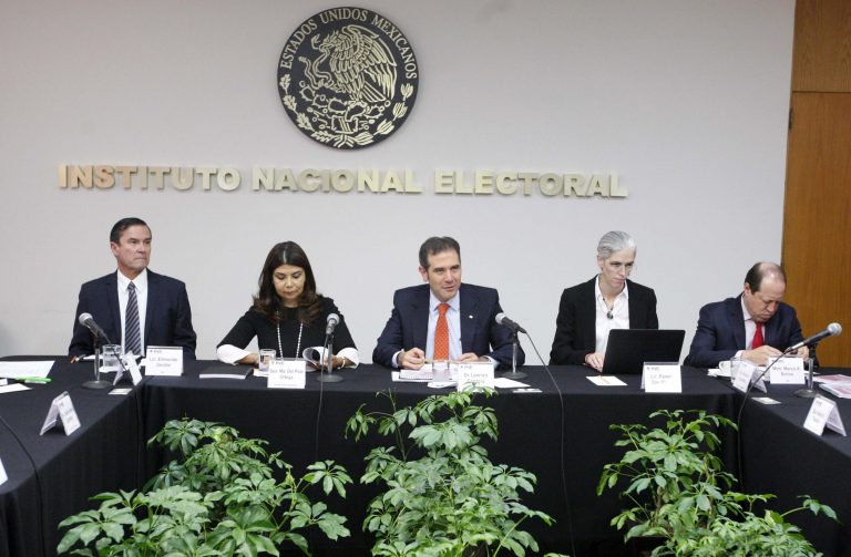 De izq. a der.  Secretario Ejecutivo del INE Edmundo Jacobo Molina, Senadora Maria del Pilar Ortega, Consejero Presidente del INE Lorenzo Córdova Vianello, Consejera Electoral Pamela San Martín Ríos y Valles  y Consejero Electoral Marco Antonio Baños Martínez.