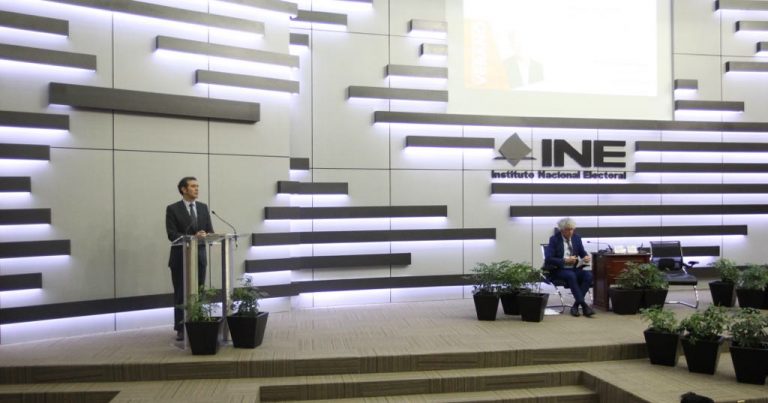 Conferencia Magistral "Breve Historia del Futuro de las Elecciones", impartida el profesor John Keane, catedrático de la Universidad de Sydney, Australia.