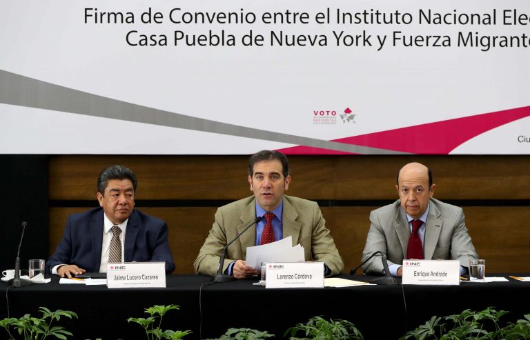Jaime Lucero Cázares, Presidente de la Organización Casa Puebla Nueva York, Lorenzo Córdova Vianello Consejero Presidente del INE y Enrique Andarde González, Consejero Electoral.
