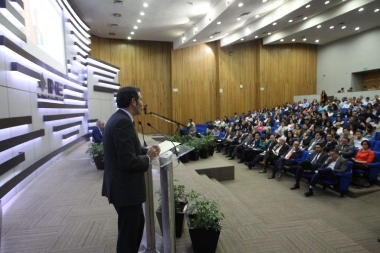 Conferencia Magistral "Breve Historia del Futuro de las Elecciones", impartida el profesor John Keane, catedrático de la Universidad de Sydney, Australia.