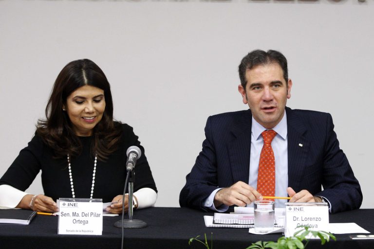 Senadora María del Pilar Ortega y Consejero Presidente Lorenzo Córdova Vianello.