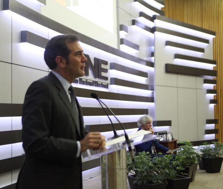 Lorenzo Córdova Vianello Consejero Presidente del INE en la Conferencia Magistral "Breve Historia del Futuro de las Elecciones".