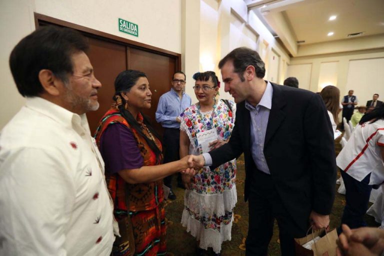 Lorenzo Córdova Vianello Consejero Presidente del INE con representantes de comunidades indígenas.