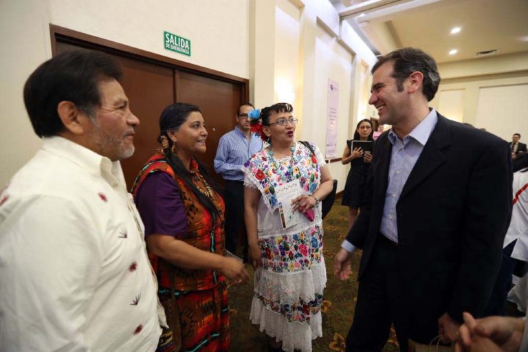 Lorenzo Córdova Vianello Consejero Presidente del INE con representantes de comunidades indígenas.
