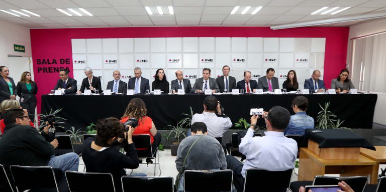 Rubén Álvarez Mendiola, Coordinador Nacional de Comunicación Social, Consejeras y Consejeros Electorales Pamela San Martín Ríos y Valles, Jaime Rivera Velázquez, Benito Nacif Hernández, Adriana Favela Herrera, Enrique Andrade González, Consejero Presidente Lorenzo Córdova Vianello, Secretario Ejecutivo Edmundo Jacobo Molina, Marco Antonio Baños Martínez, Ciro Murayama Rendón, Dania Paola Ravel Cuevas, José Roberto Ruíz Saldaña y Beatriz Claudia Zavala Pérez.
