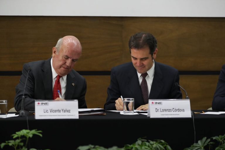 Vicente Yañez Solloa, Presidente Ejecutivo de la ANTAD y  Lorenzo Córdova Vianello, Consejero Presidente del INE en la Firma de Convenio de Apoyo y Colaboración INE-ANTAD.