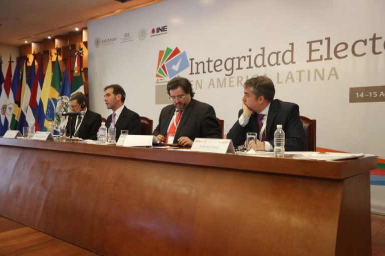 Sexto panel de discusión Construyendo instituciones resilientes y voluntad política ante las amenazas a la integridad electoral.