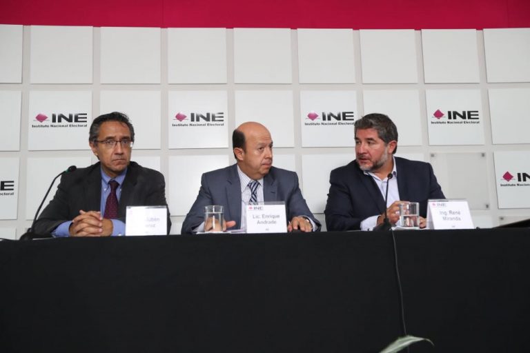 Rubén Álvarez Mendiola Coordinador Nacional de Comunicación Social, Enrique Andrade González Consejero Electoral y Presidente de la Comisión temporal del Voto de los Mexicanos Residentes en el Extranjero y René Miranda Jaimes Director Ejecutivo del Registro Federal de Electores y Secretario técnico de la Comisión.