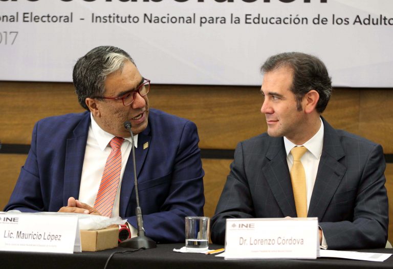 Mauricio López, Director General del INEA y Lorenzo Córdova Vianello, Consejero Presidente del INE.