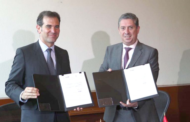 Lorenzo Córdova Vinanello, Consejero Presidente del INE y Jaime Bestard Presidente del Tribunal Superior de Justicia Electoral de Paraguay.