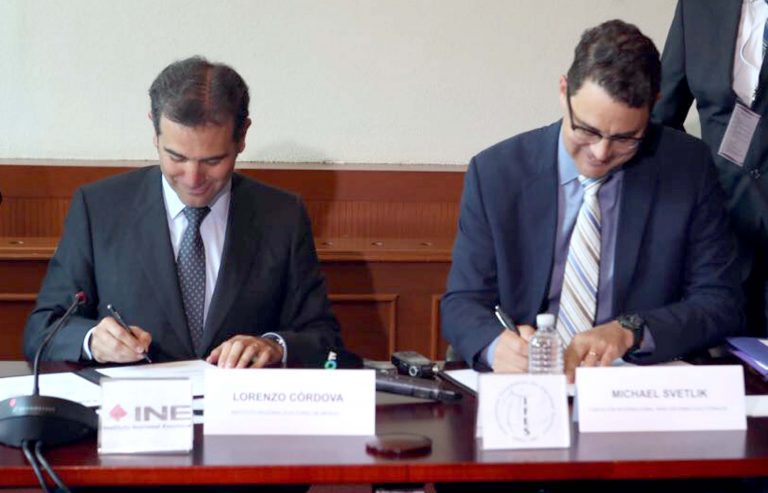 Firma de Conveio entre el INE e IFES