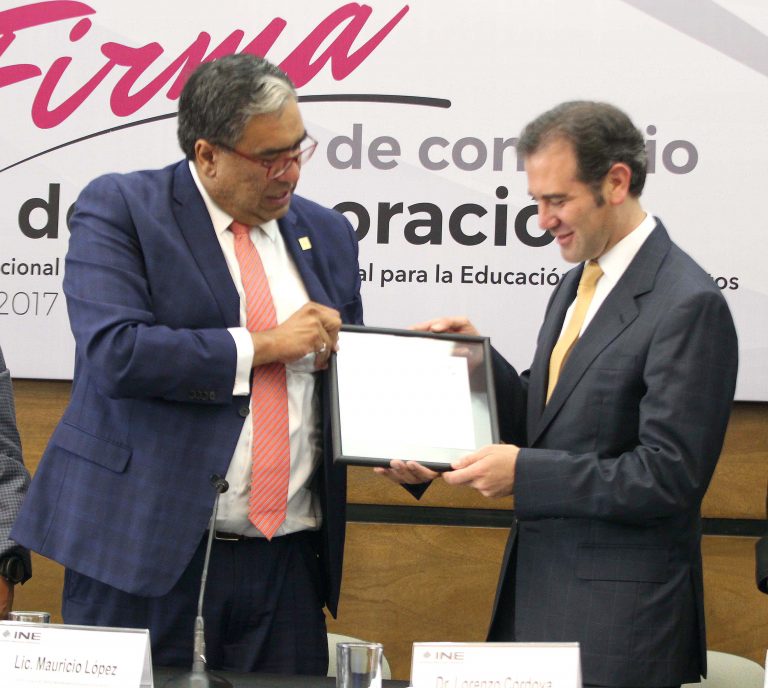 El Consejo Nacional para la vida y el trabajo (CONEVyT) - INEA entrega al INE reconocimiento "Institución comprometida con la educación".