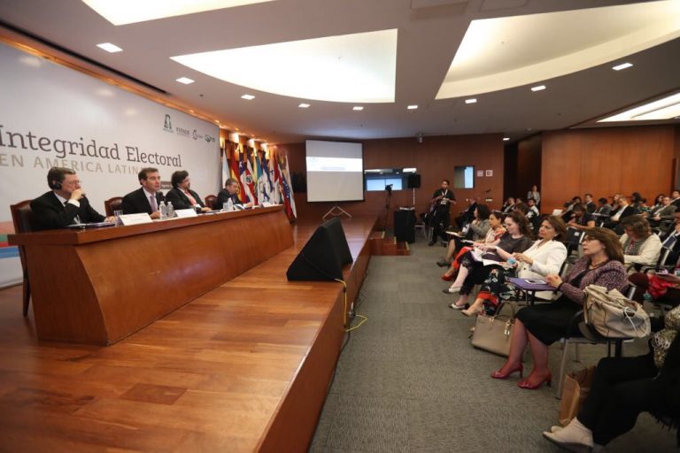 Sexto panel de discusión Construyendo instituciones resilientes y voluntad política ante las amenazas a la integridad electoral.