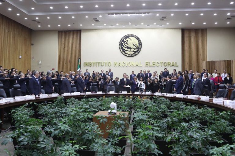 Toma de protesta de los Vocales Ejecutivos Locales, quienes durante el Proceso Electoral Federal 2017-2018 actuarán como presidentes de consejos locales en las elecciones ordinarias correspondiente al Proceso Electoral Federal 2017-2018