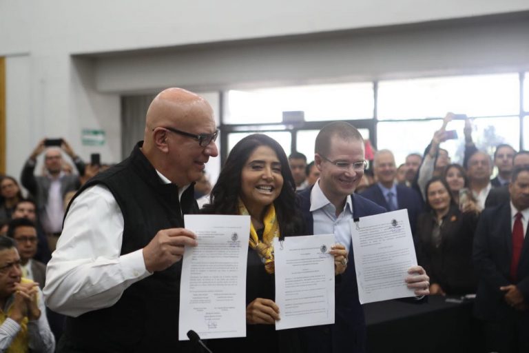 Dante Delgado Ranuro Coordinador Nacional de Movimiento Ciudadano, Alejandra Barrales Magdaleno Presidenta del Partido de la Revolución Democrática y Ricardo Anaya Cortes Presidente Nacional del Partido Acción Nacional.