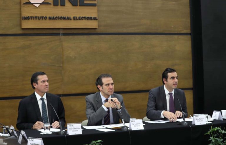 Edmundo Jacobo Molina Secretario Ejecutivo, Lorenzo Córdova Vianello Consejero Presidente del INE y Patricio Ballados Director Ejecutivo del Prerrogativas y Partidos Políticos.