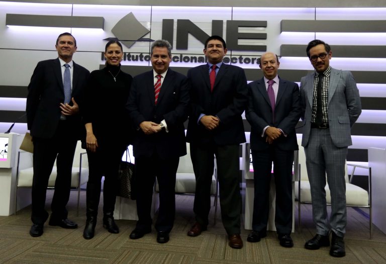 De izq. a der. Secretario Ejecutivo del INE Edmundo Jacobo, Liliana Veloz, Leonardo Curzio,javier Aparicio, Consejero Electoral Enrique Andrade, y Genaro Lozano.