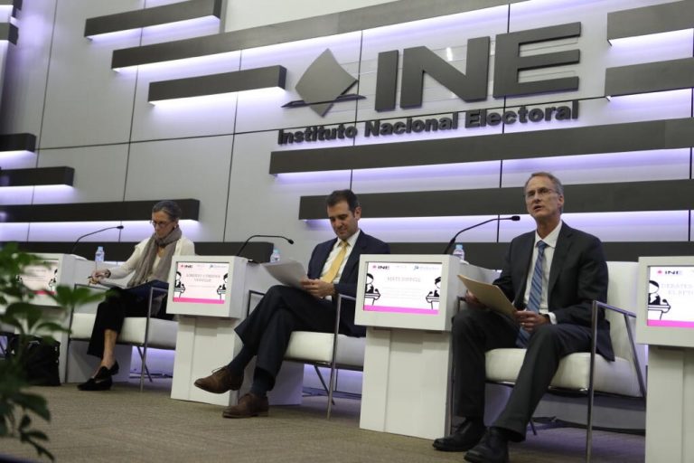 (De izq. a der.) Janet Brown, Directora Ejecutiva de la Comisión de Debates Presidenciales (Estados Unidos), Lorenzo Córdova Vianello, Consejero Presidente del Instituto Nacional Electoral y Matt Dippell, Subdirector para América Latina y el Caribe y asesor para programas de debates globales del Instituto Nacional Demócrata (Estados Unidos).