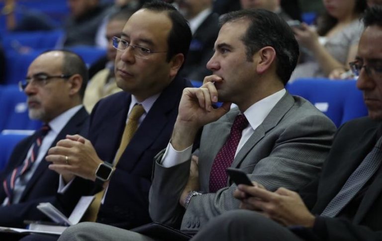 Ivonne Acuña Murillo, académica del departamento de Ciencias Sociales y Políticas de la Universidad Iberoamericana, así como consultora y conferencista de temas políticos y  René Delgado, periodista.