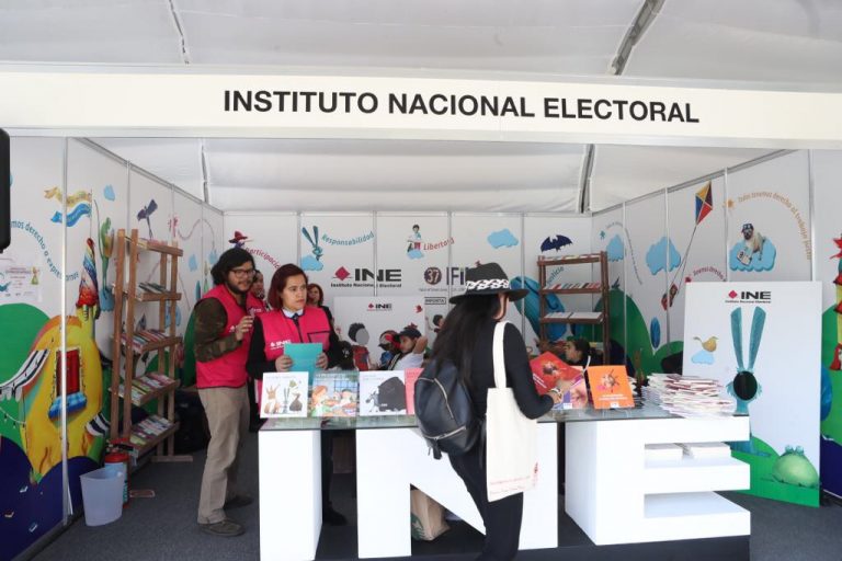 Stand del INE en la 37 Feria Internacional el Libro Infantil y Juvenil (FILIJ).