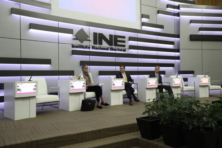 (De izq. a der.) Janet Brown, Directora Ejecutiva de la Comisión de Debates Presidenciales (Estados Unidos), Lorenzo Córdova Vianello, Consejero Presidente del Instituto Nacional Electoral y Matt Dippell, Subdirector para América Latina y el Caribe y asesor para programas de debates globales del Instituto Nacional Demócrata (Estados Unidos).