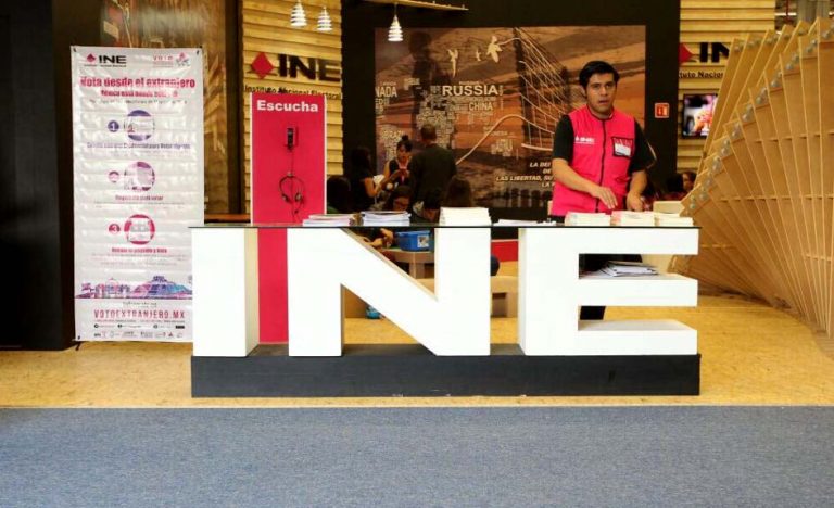 Stand del Instituto Nacional Electoral FIL Guadalajara 2017