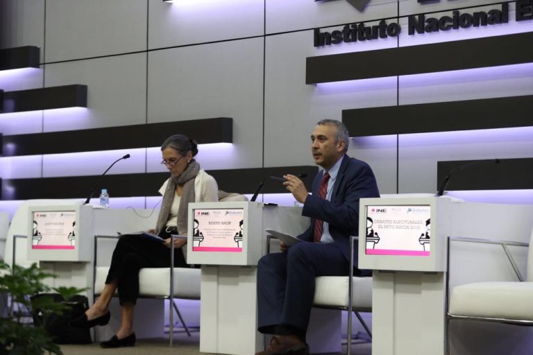 Janet Brown, Directora Ejecutiva de la Comisión de Debates Presidenciales (Estados Unidos) y Benito Nacif Hernández Consejero Electoral del INE.