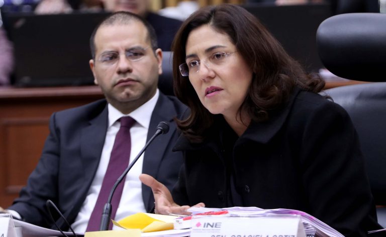 Roberto Ruíz Saldaña y Claudia Zavala Pérez, Consejera y Consejero Electorales.