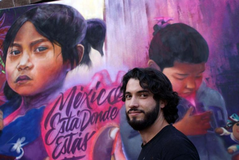 Mural de Alexander James Tadlock,  "México está donde estás tú"