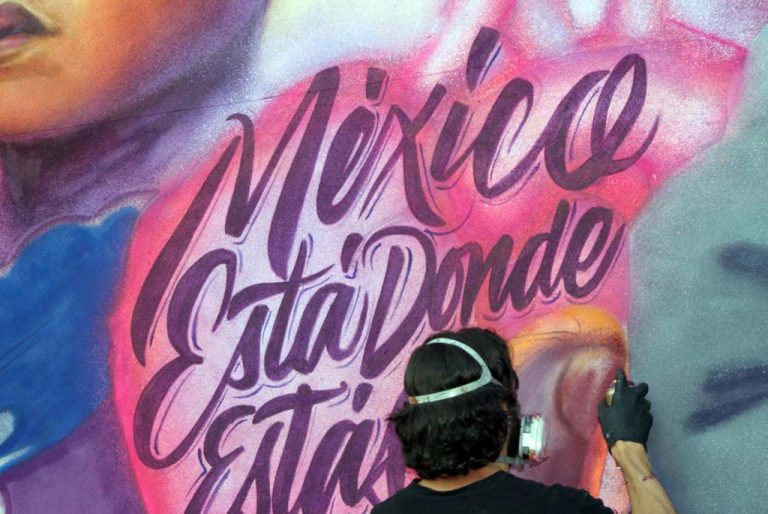 Mural de Alexander James Tadlock,  "México está donde estás tú"