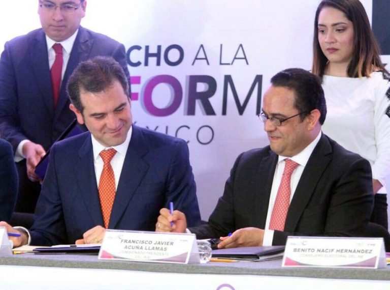 Lorenzo Córdova Vianello, Consejero Presidente del INE y Francisco Javier Acuña Llamas, Presidente del INAI en la Firma de la Declaratoria para la implementación de las herramientas "Comisiones Abiertas" y "Publicidad Oficial".