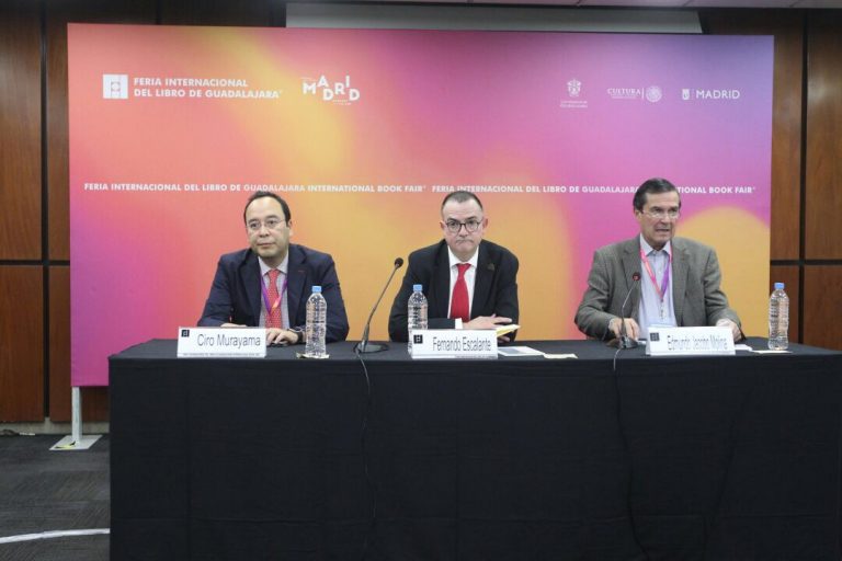 Presentación "Senderos que se bifurcan. Reflexiones sobre neoliberalismo y democracia" por Fernando Escalante