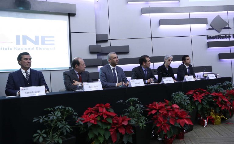 De izq. a der. Secretario Ejecutivo Edmundo Jacobo,Consejeros Electorales Marco Antonio Baños, Benito Nacif, Consejero Presidente Lorenzo Córdova, Consejera Pamela San Martín y Director de Prerrogativas y Partidos Politicos Patricio Ballados.