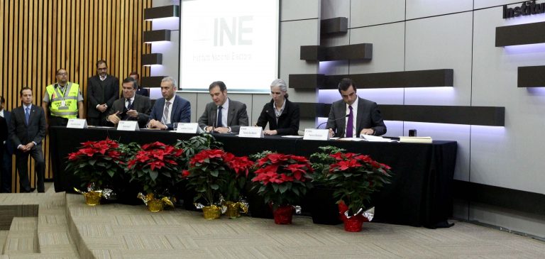 De izq. a der. Secretario Ejecutivo Edmundo Jacobo,Consejeros Electorales Marco Antonio Baños, Benito Nacif, Consejero Presidente Lorenzo Córdova, Consejera Pamela San Martín y Director de Prerrogativas y Partidos Políticos Patricio Ballados.