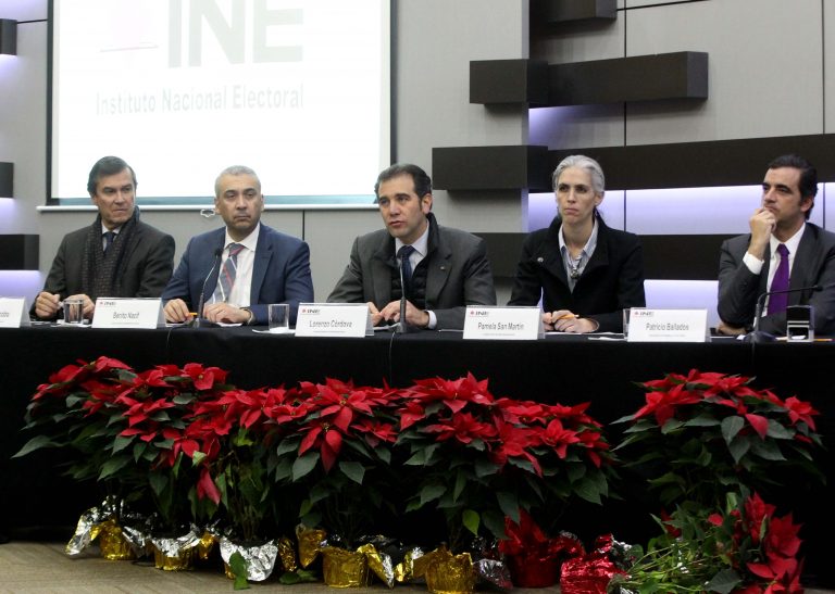 De izq. a der. Secretario Ejecutivo Edmundo Jacobo, Consejeros Electorales, Benito Nacif, Consejero Presidente Lorenzo Córdova, Consejera Pamela San Martín y Director de Prerrogativas y Partidos Políticos Patricio Ballados.
